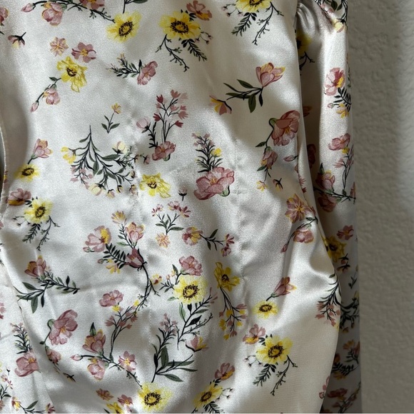 Guess Floral Satin Cropped Blouse with Long Sleeves, V Cutout Neck, Buttons - Picture 3 of 12